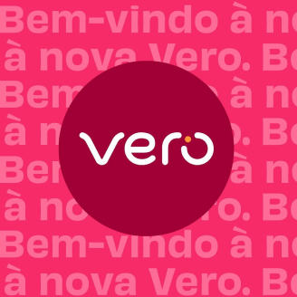 Homem segurando notebook